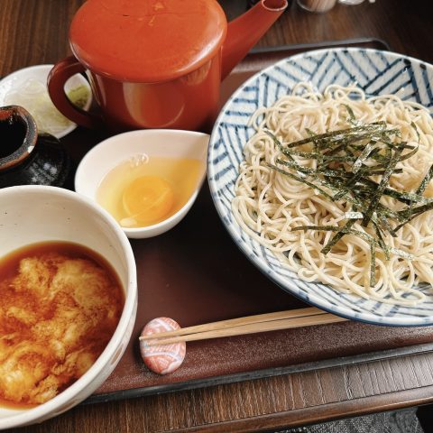近くの。