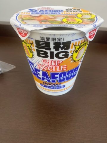 デカ具材カップヌードル🍜